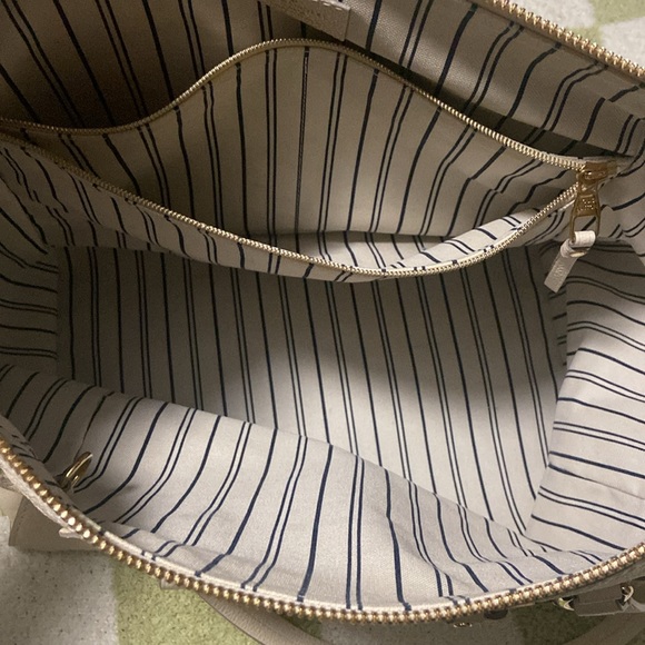 𝗦𝗢𝗟𝗗 𝗢𝗡 𝗩𝗘𝗦𝗧𝗜𝗔𝗜𝗥𝗘-LV EMPREINTE LUMINEUSE TOTE BAG - Picture 4 of 10